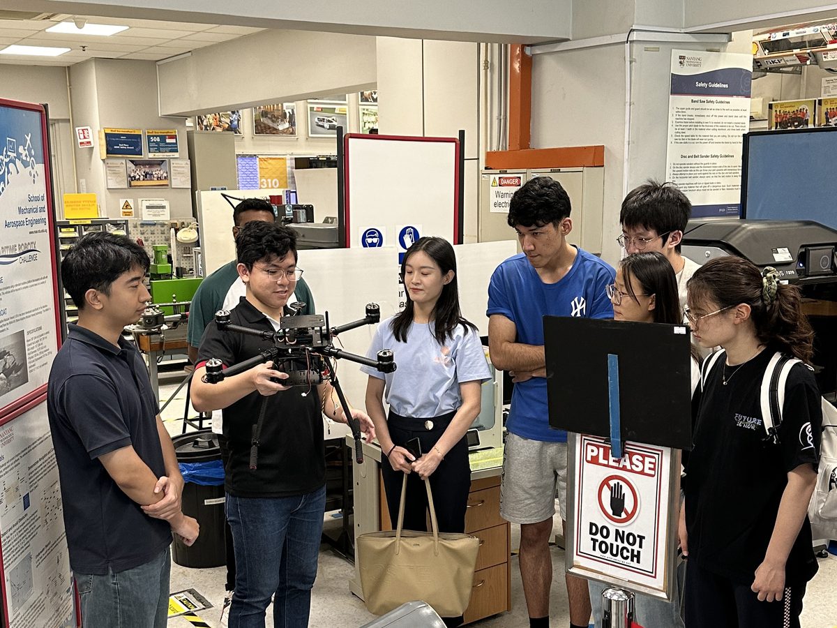 Peking University Students Visit AAV, photo 2